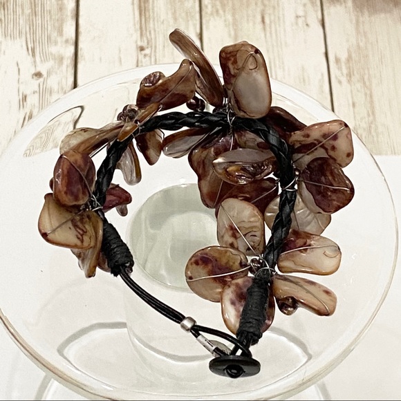 Mother of Pearl Brown Flower Bracelet - Picture 5 of 12